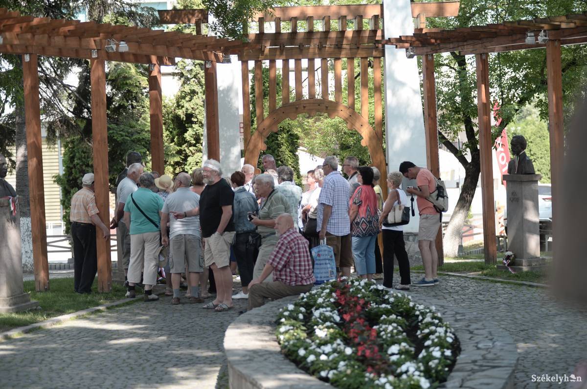 Turisták Székelyudvarhelyen. A pünkösdi idegenforgalom egyik állomásává vált a város •  Fotó: Barabás Ákos