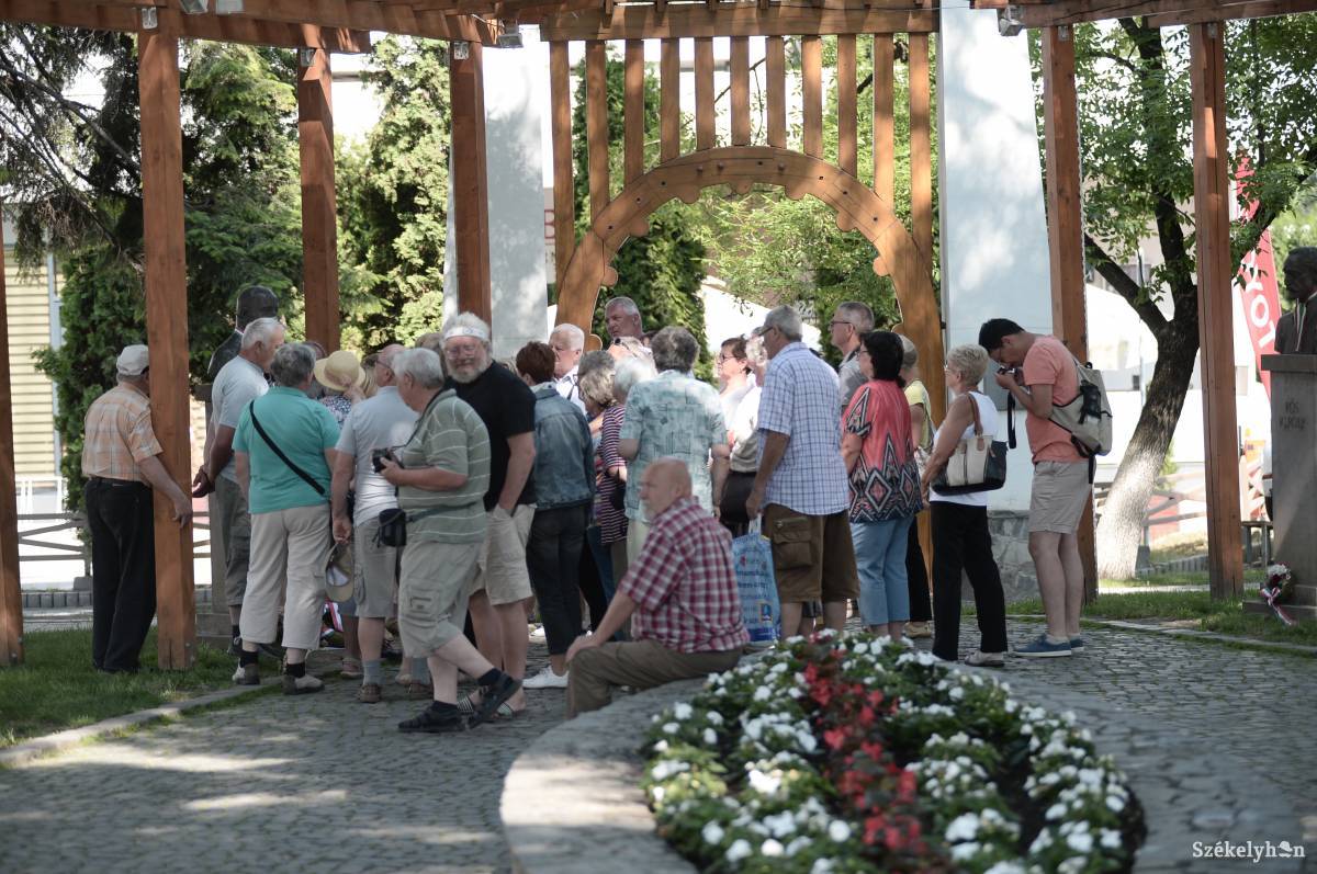 Turisták az udvarhelyi szoborparkban. Archív •  Fotó: Barabás Ákos