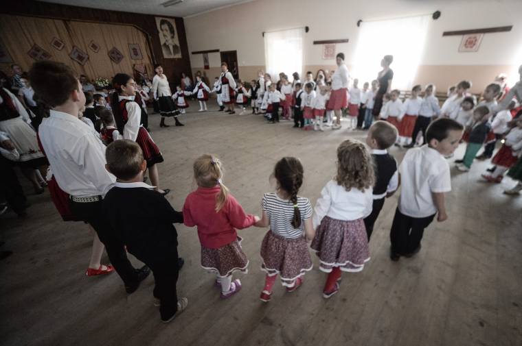 Száznál több gyermek egy körben