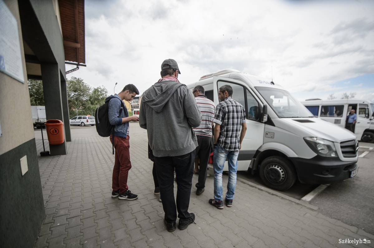 A vidékiek többsége az ügyintézések miatt utazik Csíkszeredába, Székelyudvarhelyre tanulni, kikapcsolódni jönnek •  Fotó: Barabás Ákos