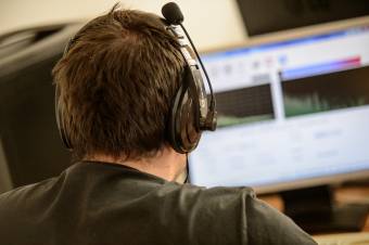 Lehallgatókészüléket forgalmazó cégvezetőt tartóztattak le Beszterce-Naszód megyében