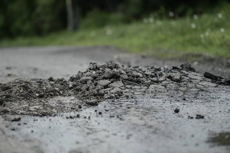 Ezt csinálja egy feltörő forrás vize az aszfalttal