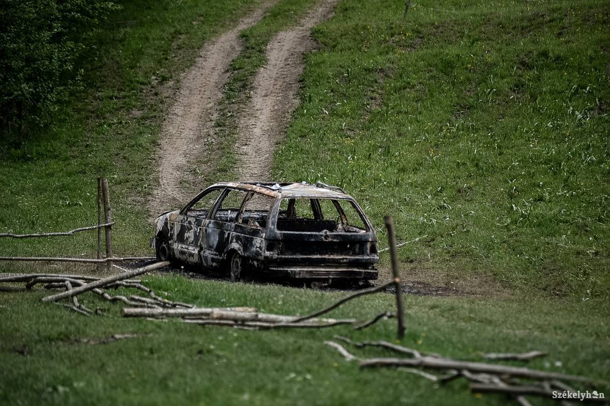 A pénteki incidens nyomai. Az autó már nem, de az indulatok még lángolnak •  Fotó: Barabás Ákos
