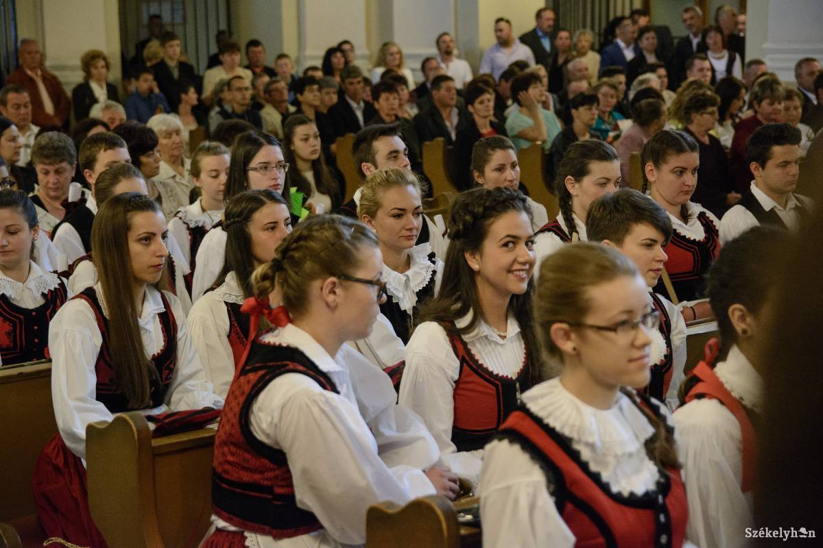 A székelyudvarhelyi Páli Szent Vince Egészségügyi Technikum végzőseinek kicsengetési ünnepségén. Ünnepi hangulatban •  Fotó: Barabás Ákos