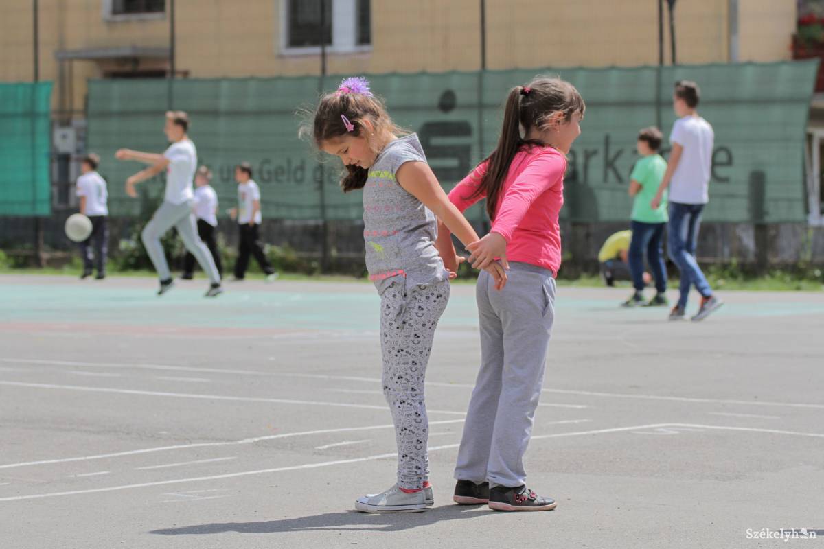 A kicsik közelséghez vannak szokva, szükségük van a szoros kapcsolatra a társakkal és a felnőttekkel •  Fotó: Pál Árpád