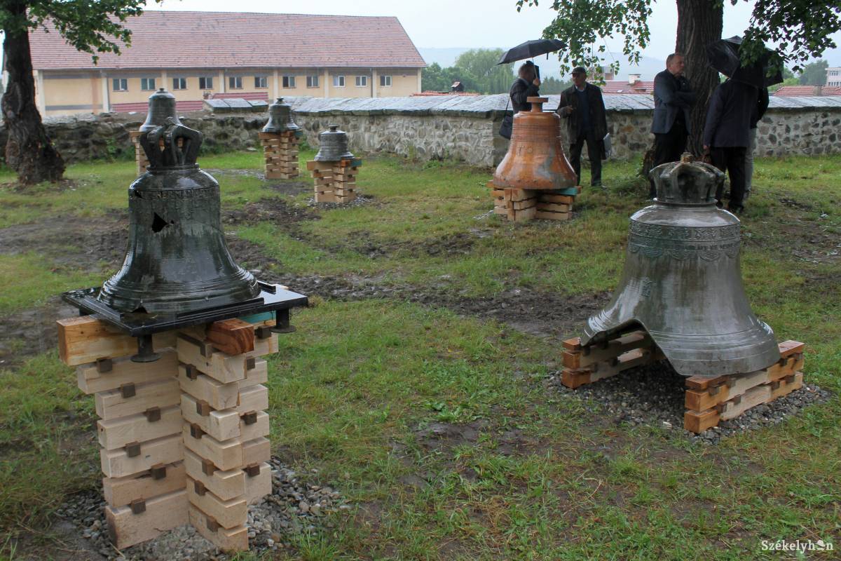 Háttérben a keskeny falak, amelyek iskolakerítések •  Fotó: Pál Árpád