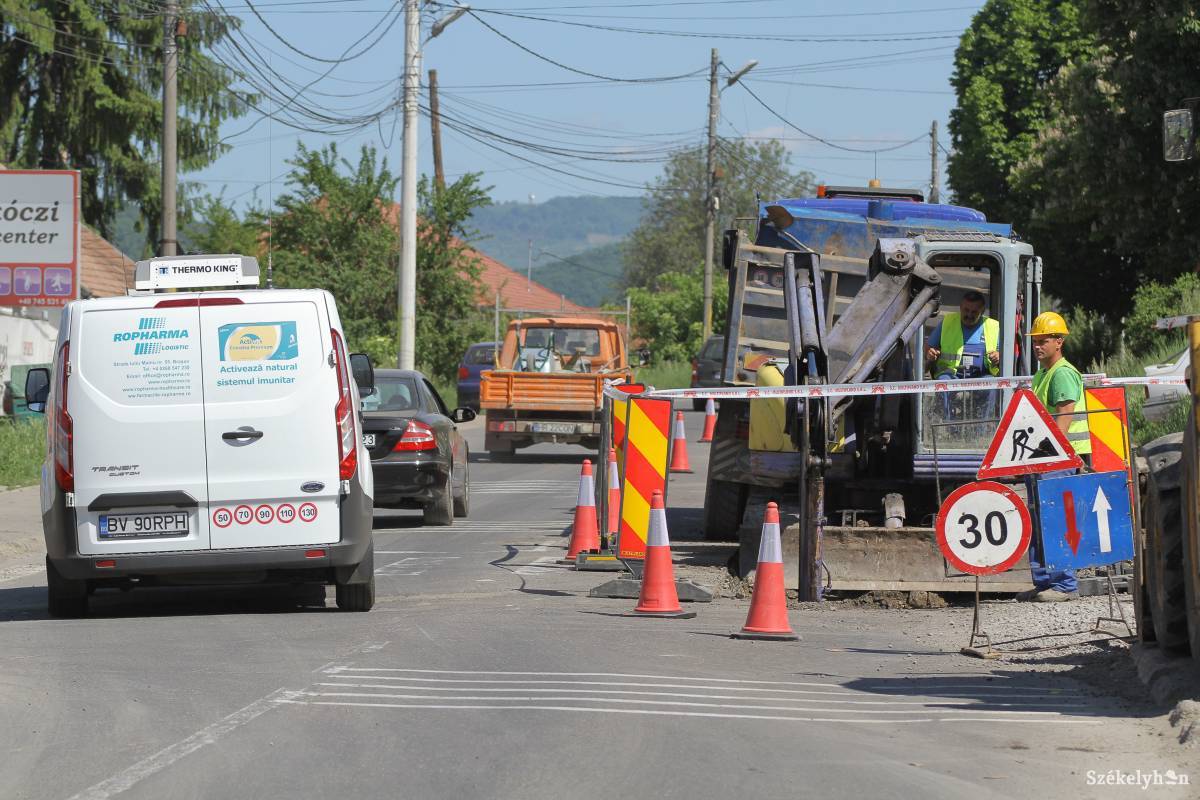 Gőzerővel dolgoznak. Négy hónapig csak a Budvár utcán át lehet elhagyni a várost Boldogfalva irányába •  Fotó: Pál Árpád