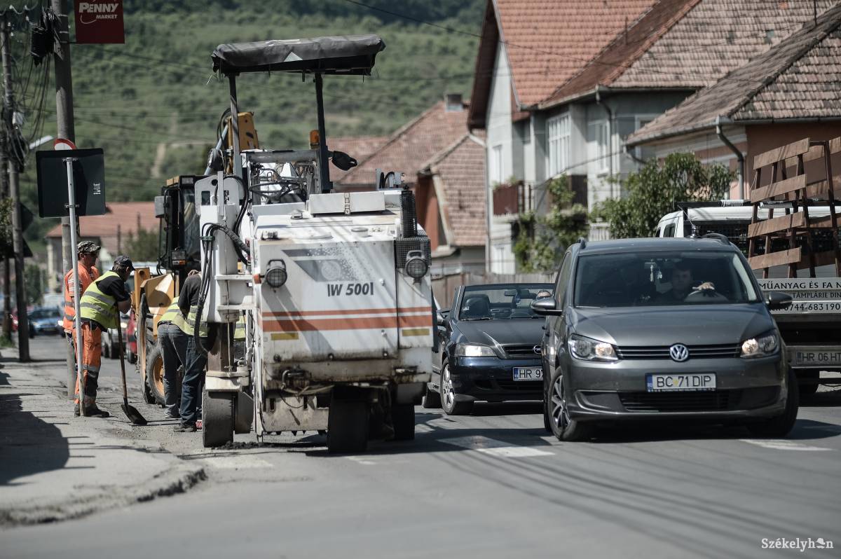 Az útépítő cég vezetője szerint csak az időjárás akadályozhatja a munkálatokat •  Fotó: Barabás Ákos