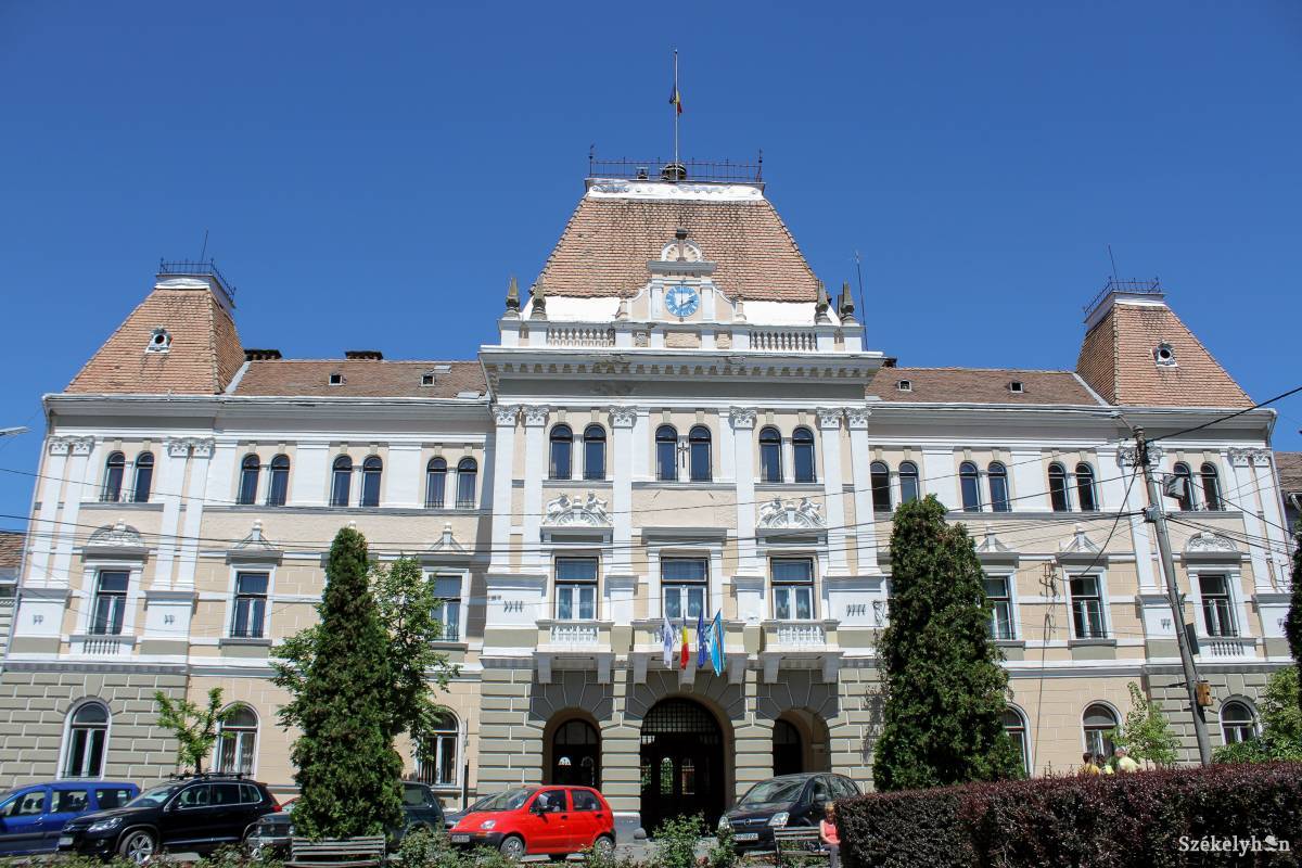 Az udvarhelyi városházán. Gondolnak az egyetemistákra. Archív •  Fotó: Pál Árpád