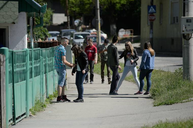 Az iskolaelhagyás csökkentését célzó programot fogadott el a bukaresti kormány