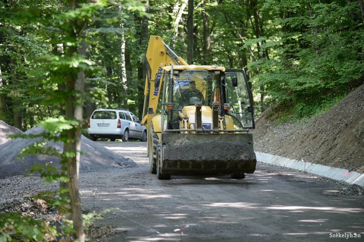 A nehéz tél okozta meghibásodások kijavítása zajlik az épülő 15-ös úton •  Fotó: Barabás Ákos
