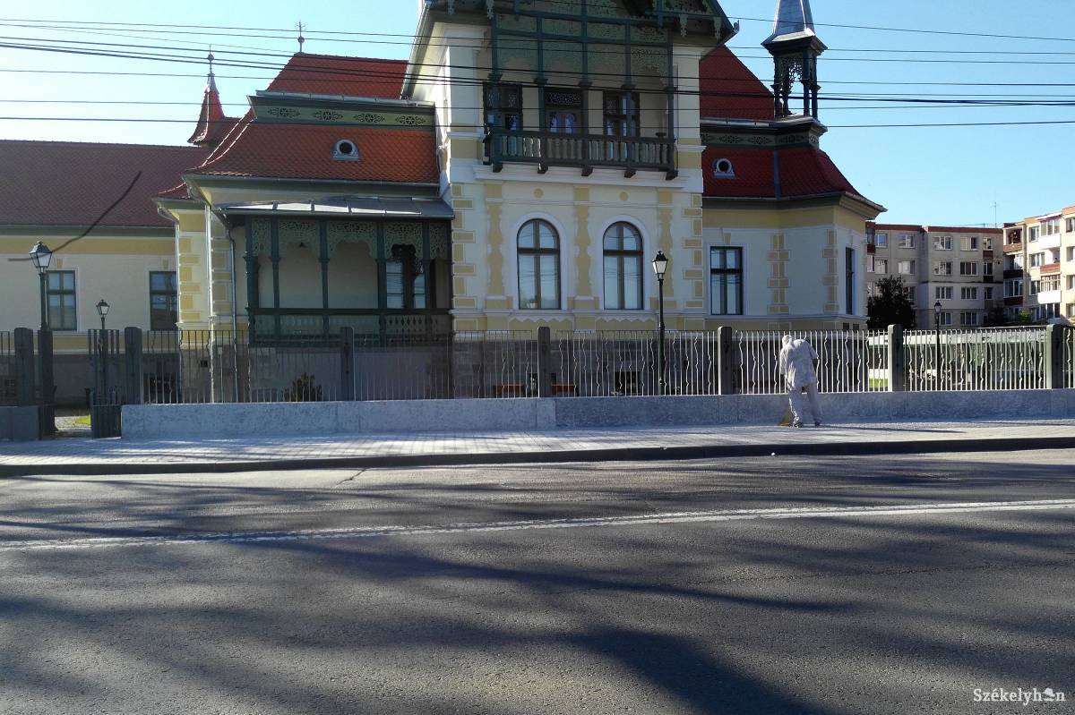A port és festéktörmeléket gyakran feltakarítják •  Fotó: Jánosi András