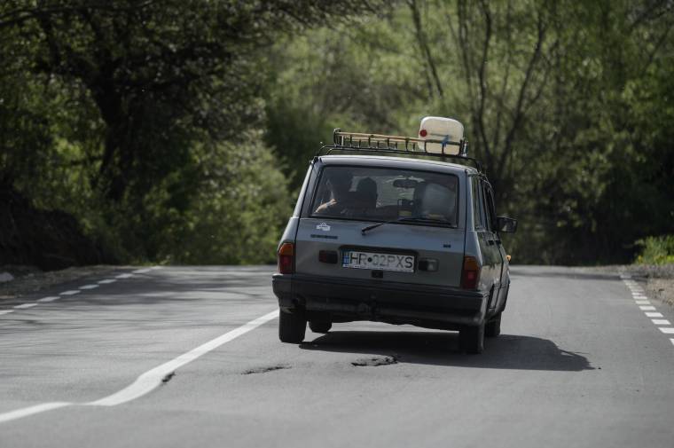 Mozog a talaj, süllyed a frissen megjavított megyei út