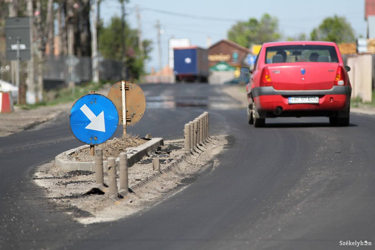 A 13A jelzésű országút szentegyházi szakaszán kátyúzás helyett aszfaltoztak. Ritka kivétel •  Fotó: Pál Árpád