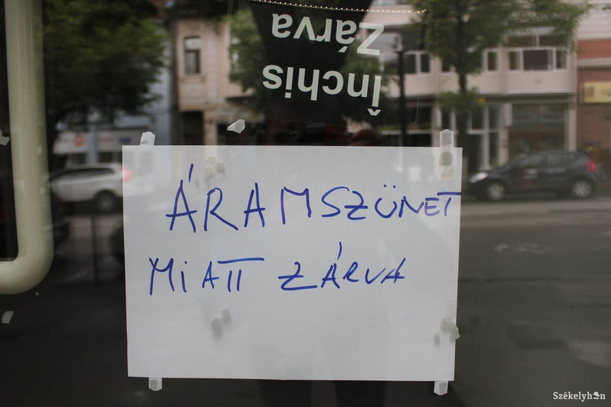Áramszünet miatt zárva. Vajon hányszor kellett kitenni ehhez hasonló feliratokat? Képünk illusztráció •  Fotó: Pál Árpád
