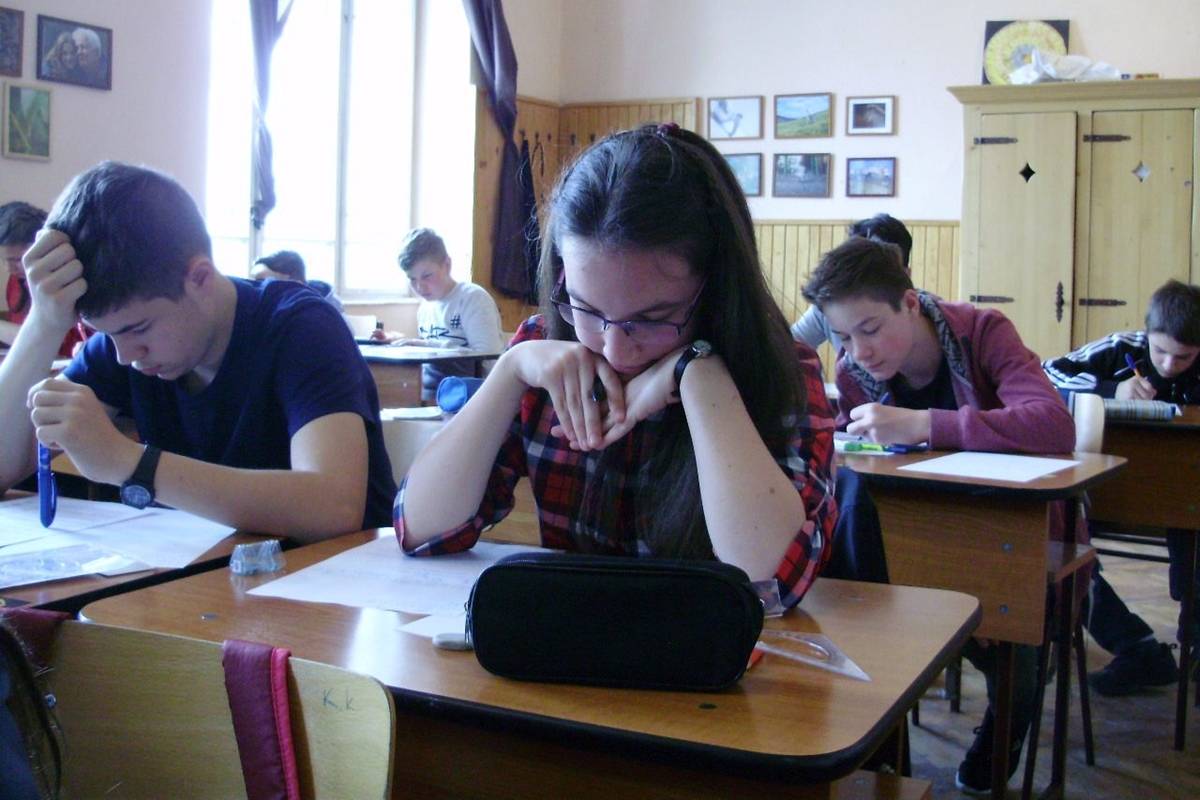 A döntőben elméleti és gyakorlati feladatokat oldottak meg •  Fotó: Székely Zoltán