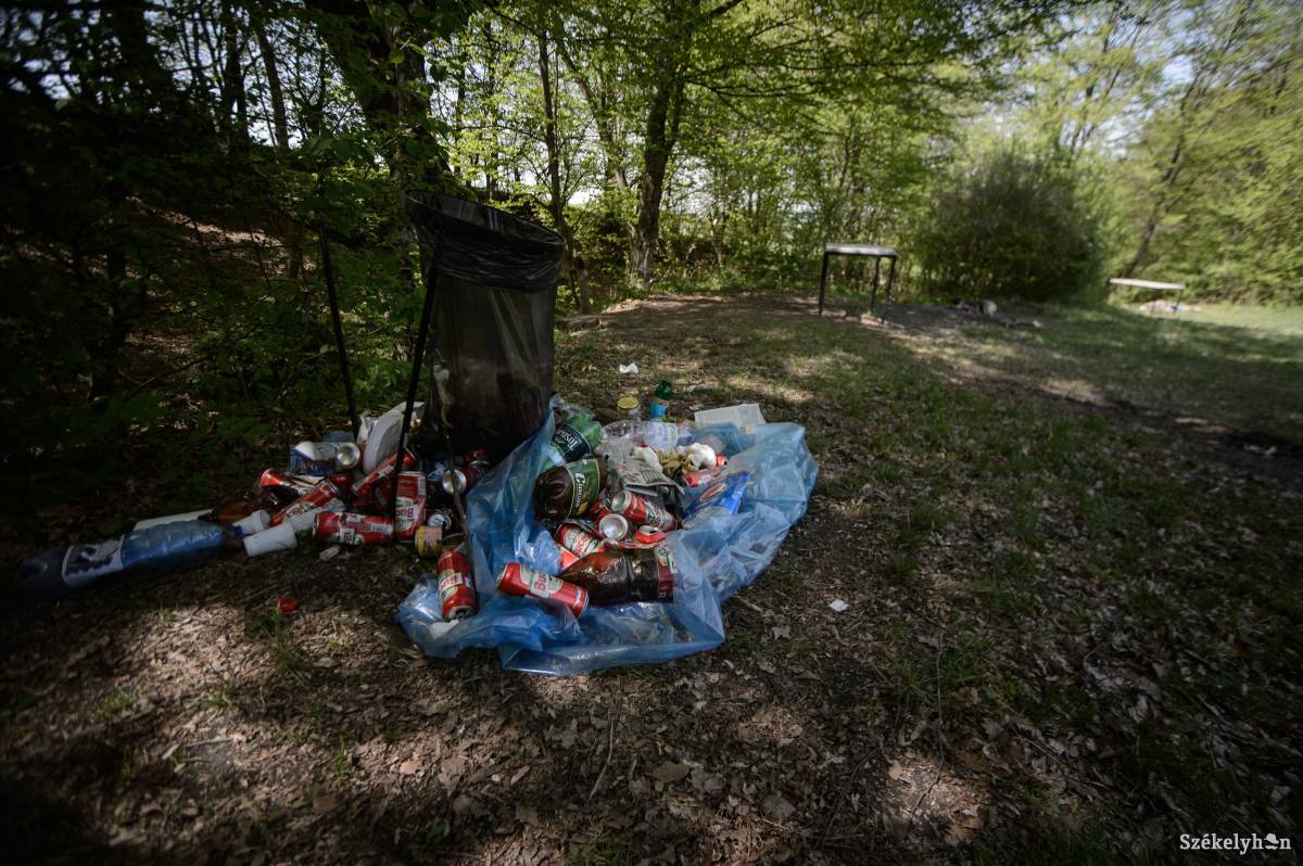 Csupán egy széttépett zsákból kiömlött szemétkupac maradt a Kerekerdőn majálisozók után •  Fotó: Barabás Ákos