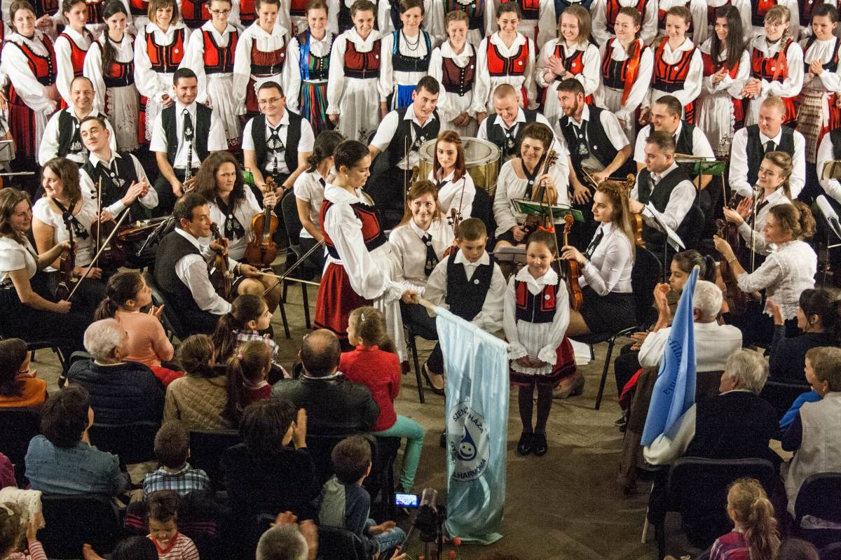 Zászlóátadás: a pénteki gálaesten az Öregfilisek jelképesen átnyújtották a Szentegyházi Gyermekfilharmónia mostani generációjának az együttes zászlaját •  Fotó: Tamás Attila