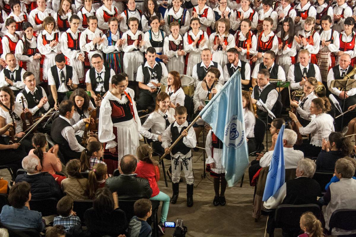 A Fili 35 éves születésnapján már szűkösnek bizonyult a szentegyházasfalvi kultúrotthon, idén már a sportcsarnokban tartják az ünnepi hangversenyeket. Archív •  Fotó: Tamás Attila