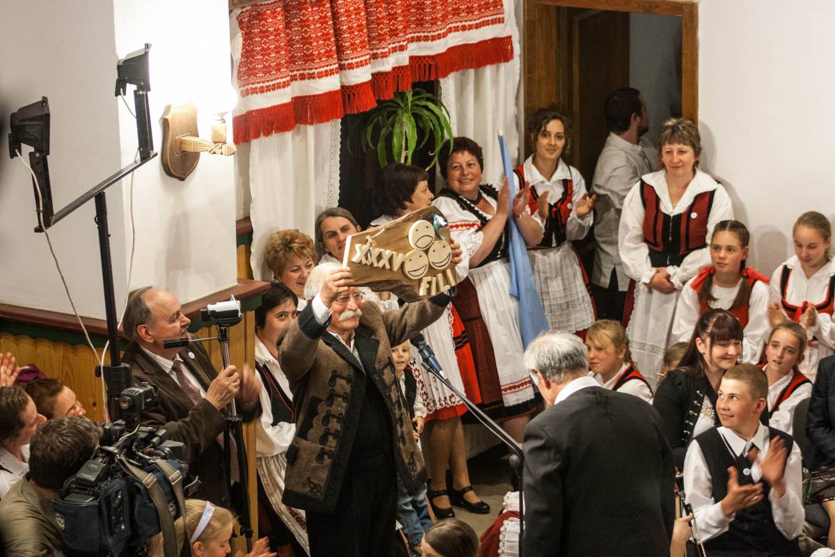 Egyedi, személyre szabott emlékplakettet is kapott a Szentegyházi Gyermekfilharmónia, harmincöt éves születésnapjára •  Fotó: Tamás Attila