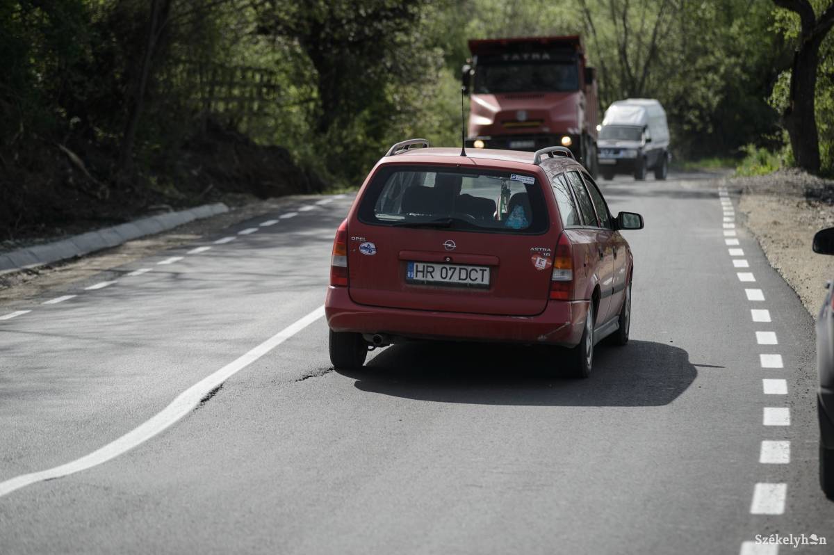 Nem sokáig örvendhettek az autósok a felújított útszakasznak. Egy hónap alatt megrongálódott •  Fotó: Barabás Ákos