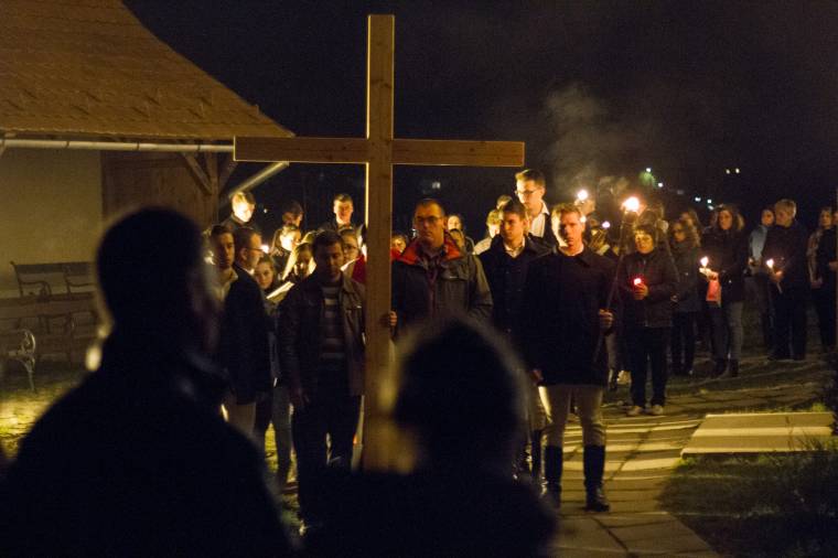 Fáklyákkal Jézus szenvedésének útján