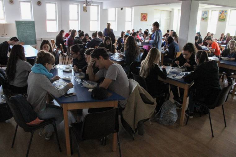 Az iskola, ahol csirkecomb jár a tej-kifli helyett