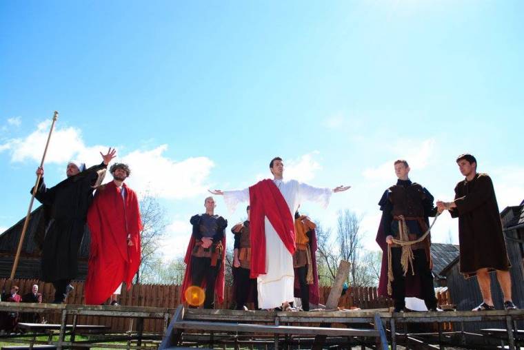 Szentsír-őrzés és szabadtéri passió Lövétén