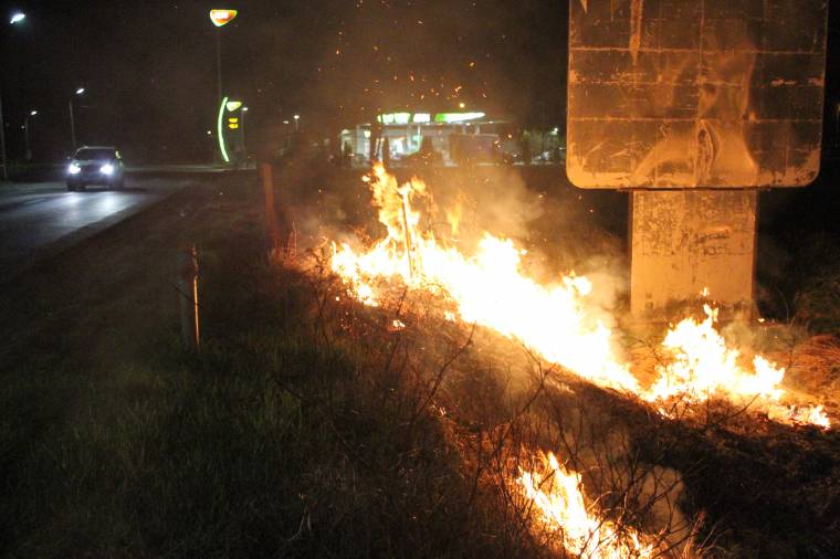 Tarlótűz a benzinkút közelében