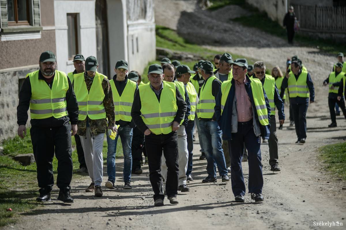 Összefogás Almáson. Van kire számítani a rendbontókkal szemben &bullet;  Fotó: Barabás Ákos