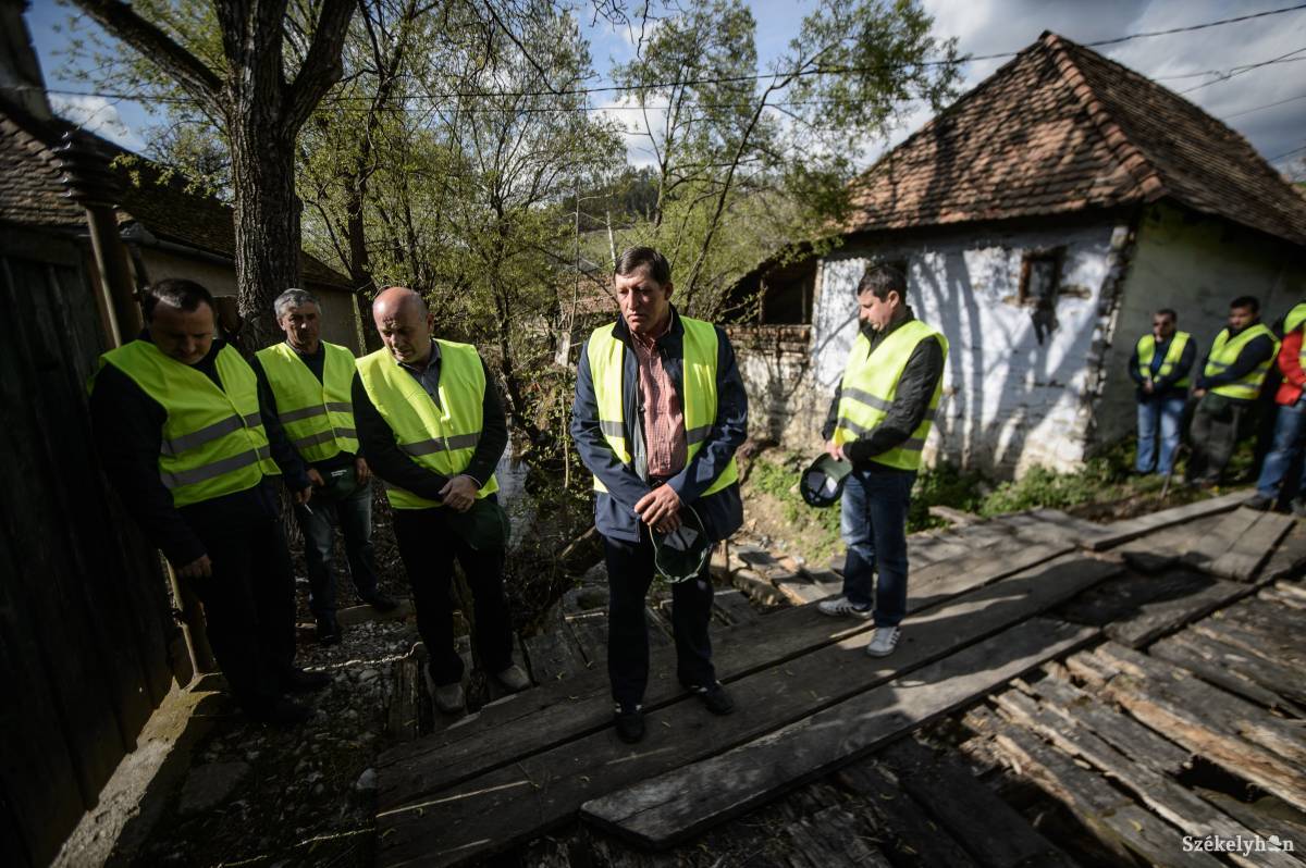 Főhajtással és gyertyagyújtássál emlékeztek a polgárőrök a falujukban meggyilkolt asszonyra &bullet;  Fotó: Barabás Ákos