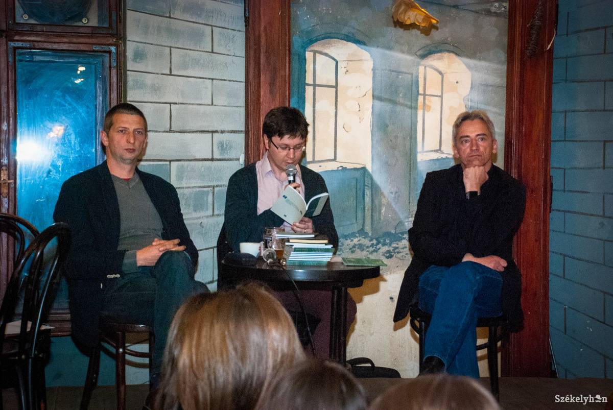 Az est folyamán a költők számos verset olvastak fel sajátjaikból •  Fotó: Dávid Anna Júlia