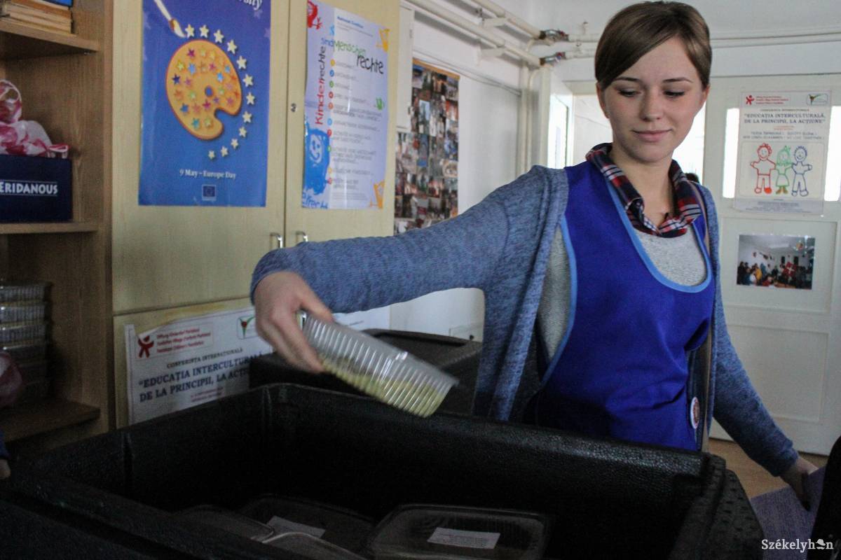 Ebéd helyett egyelőre az otthonról vitt tízóraival kell beérniük. Archív • Fotó: Pál Árpád