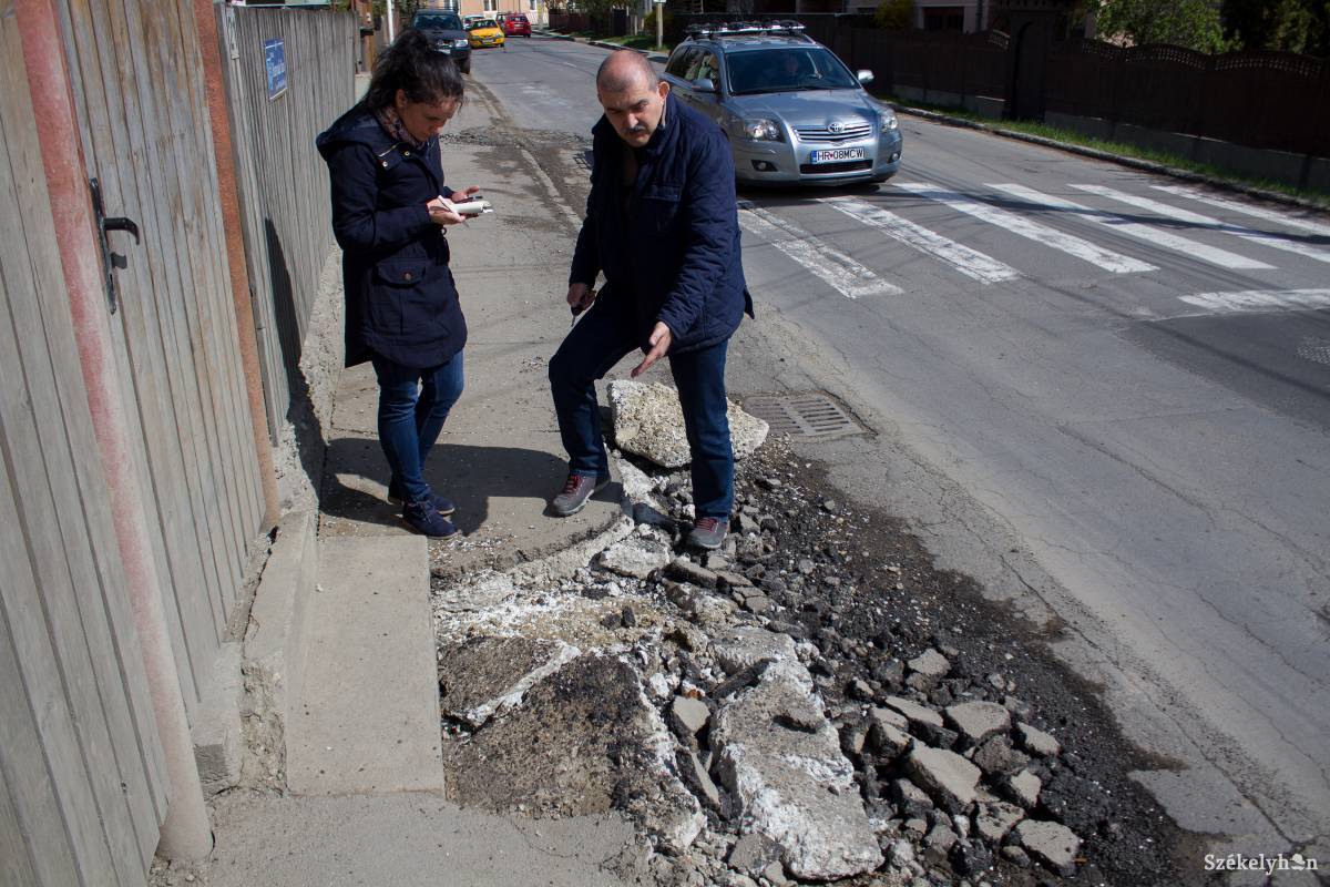 Kanáliskerülgető kamion által összetört járda a Hunyadi János utcában. Nem maradnak a kárral a lakók •  Fotó: Pál Árpád