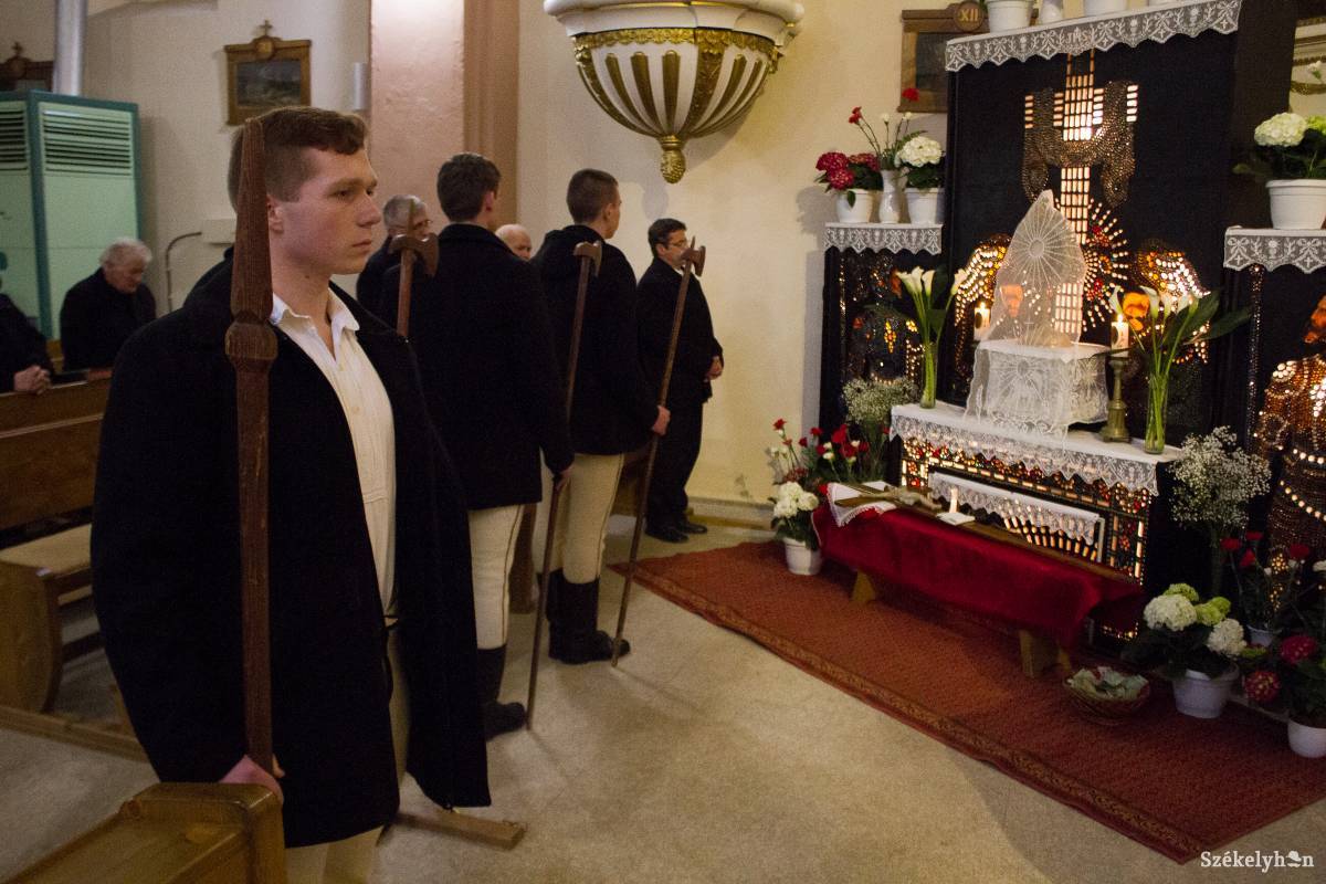 A lövétei Krisztus-koporsót őrző fiatalemberek érzik, rajtuk áll a hagyomány továbbvitele &bullet;  Fotó: Pál Árpád