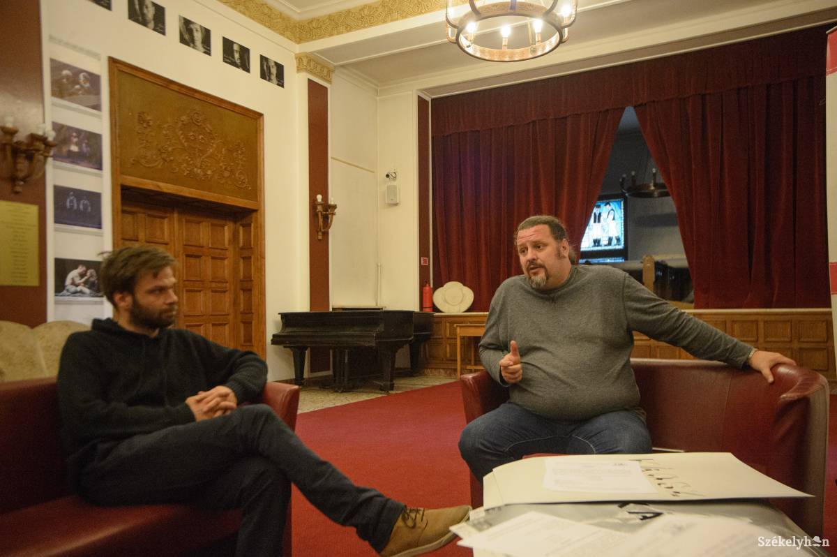 Kató Zsolt rendező (balról) a zűrzavaros próbafolyamat ellenére is örül, hogy Udvarhelyen rendez először színházi előadást •  Fotó: Barabás Ákos