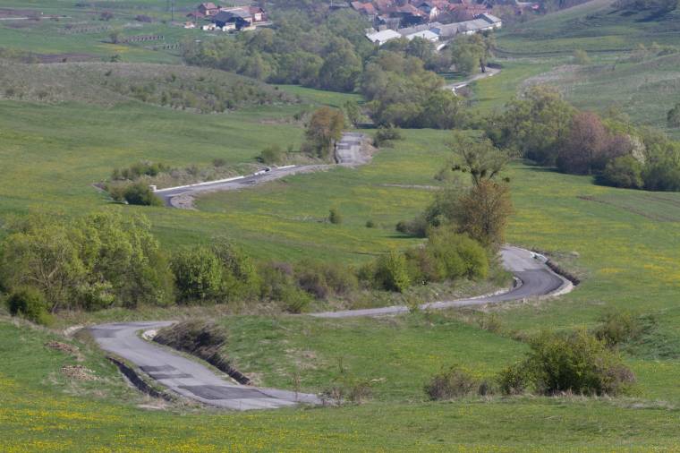 Kátyúzásra szorul a még épülő út
