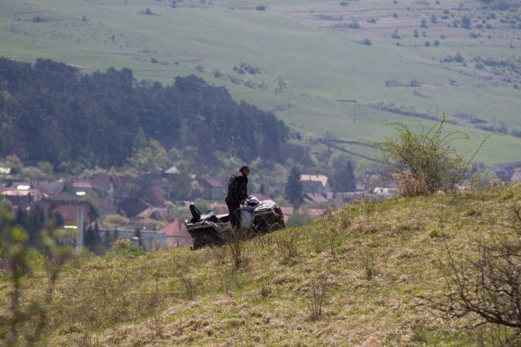 Életveszélyes csapdák az erdei ralizás ellen: gyanútlan turisták testi épségét is kockáztatják az önbíráskodók