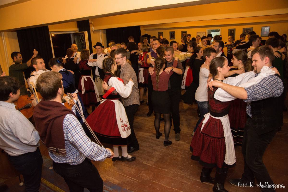 Sokan fognak táncra perdülni Székelyudvarhelyen. Illusztráció &bullet;  Fotó: Kinda Botond