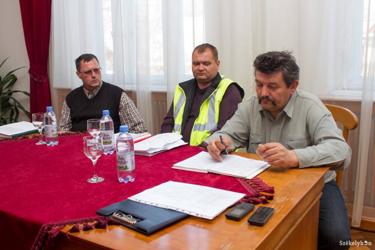 Dénes András (jobbra) azt ígéri, időben tájékoztatni fognak az áramszünetekről és az útlezárásokról &bullet;  Fotó: Pál Árpád