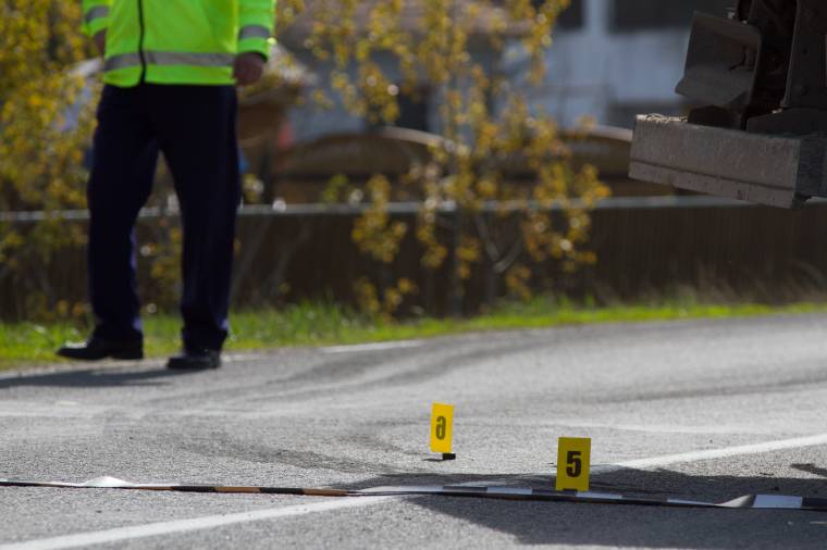 Autóval villanyoszlopnak ütköző fiatalok vesztették életüket