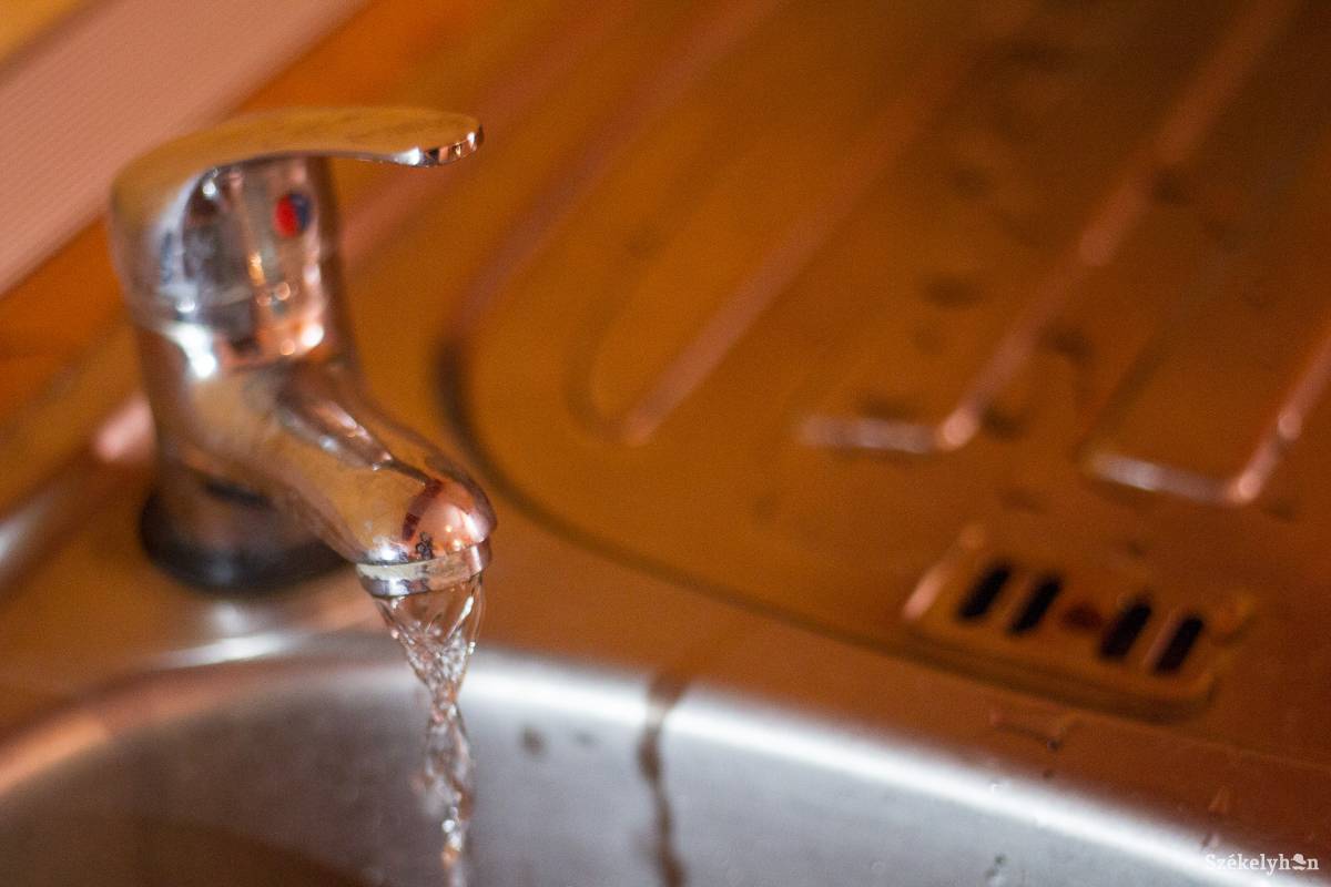 Októberig még biztosan folyik a víz a csapokból. Képünk illusztráció •  Fotó: Pál Árpád