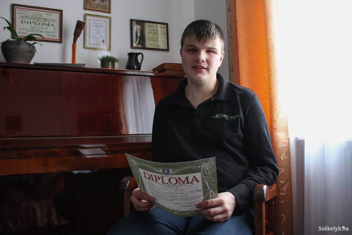 Tamás másként „lát” mint a többi vele egykorú gyerek. Lelkész szeretne lenni •  Fotó: Pál Árpád