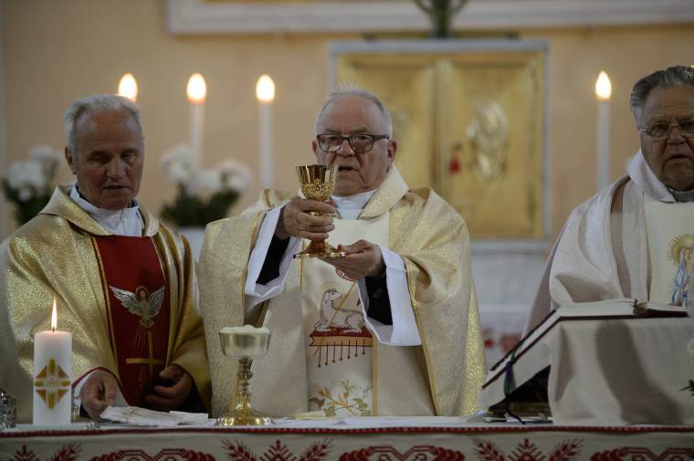 Erdély történelmi zászlaja Tőkés irodájának erkélyén