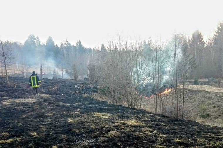 Vasúti talpfák és egy villanyoszlop vezetékei is meggyúltak az avartűzben