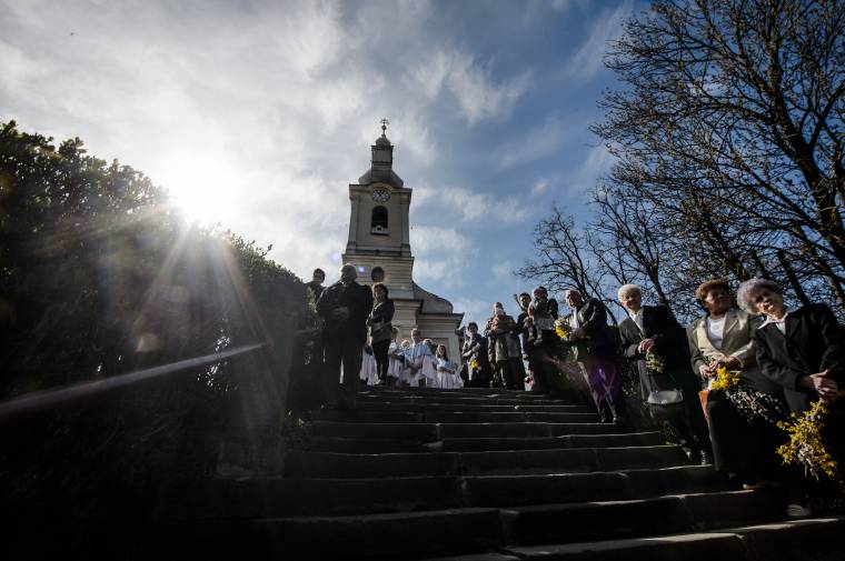 Élőlánccal tiltakoztak Budapesten a lex CEU ellen