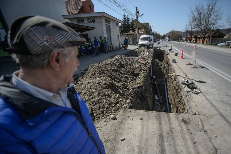 Jókora gödröt ástak az udvarhelyi Bethlen utcában