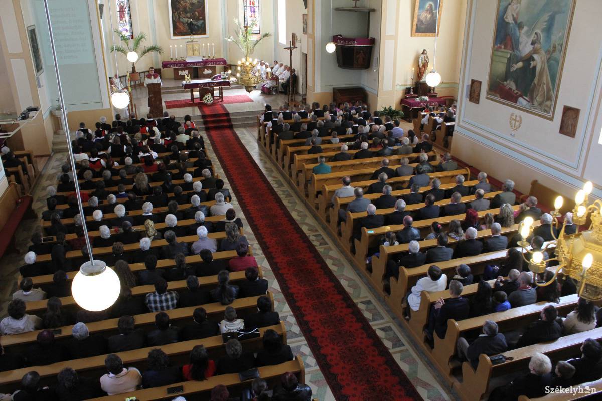 Az oroszhegyi Nagyboldogasszony-plébániatemplom. Archív &bullet;  Fotó: Pál Árpád