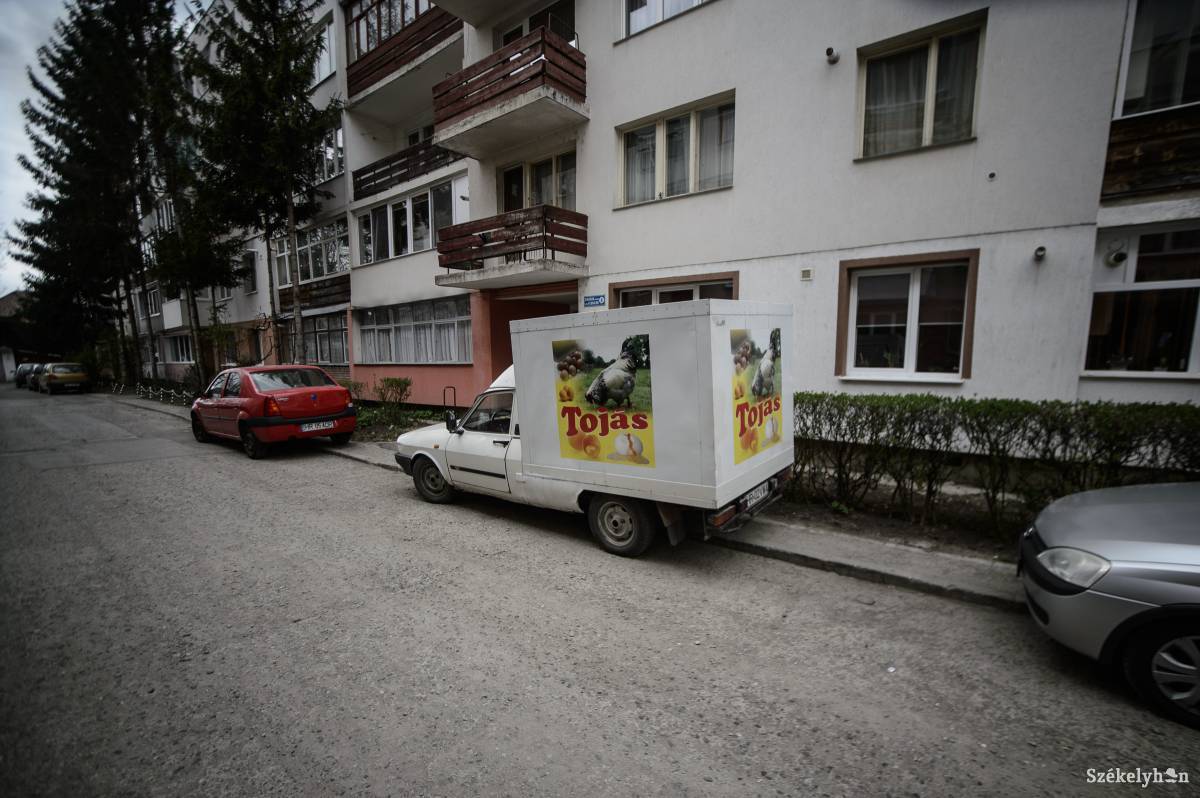 Parkolásgátló eszközök és bírságok a hatóságok legfőbb eszközei a járdafoglalók ellen. Sokszor ez sem elég •  Fotó: Barabás Ákos