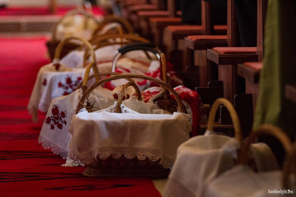 Eledelszentelésre előkészített kosarak. Archív •  Fotó: Pál Árpád